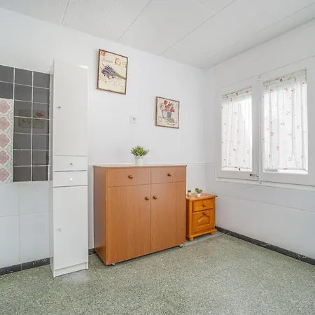 Apartment Basic Comfort Poeta Marquina Pb 2026 Roses